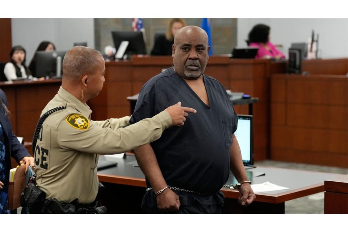 Duane Davis (r) erscheint in Las Vegas zu einer Anhörung zur Strafzumessung, nachdem er wegen des Mordes an dem Rapper Tupac Shakur verurteilt worden war.