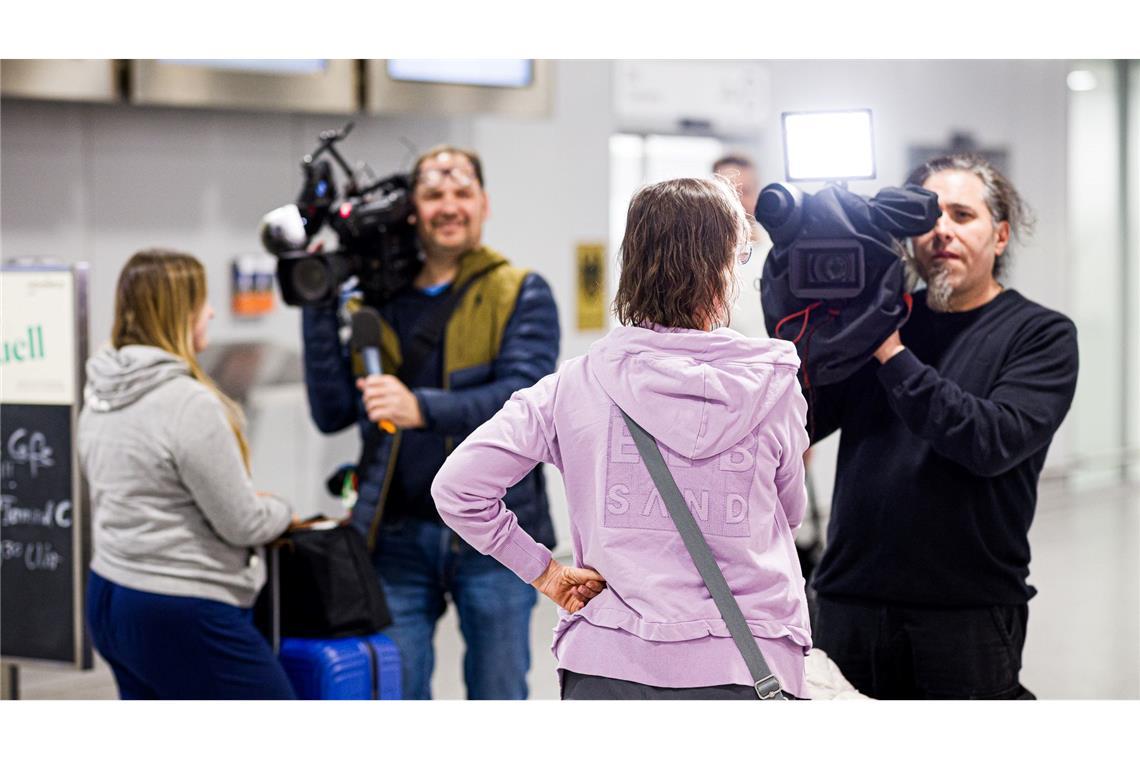 Dubai-Touristen geben nach ihrer Landung Kameramännern Interviews.
