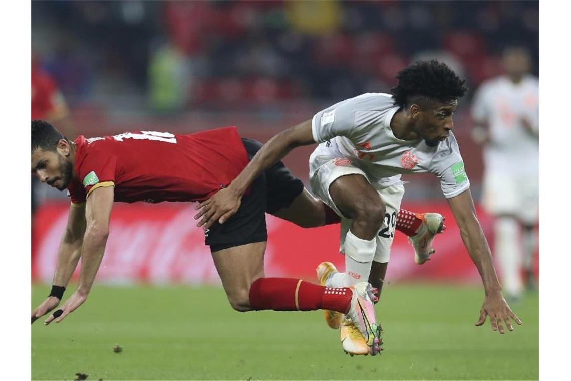 Lewandowski trifft doppelt: FC Bayern im Finale der Club-WM Duell am Boden: Bayerns Kingsley Coman (r) und Ayman Ashraf. Foto: Hussein Sayed/AP/dpa