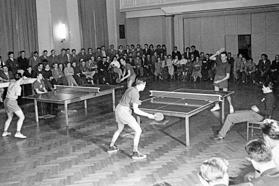 Duell der Adolff-Tischtennismannschaft gegen das australische Nationalteam. 500 ...