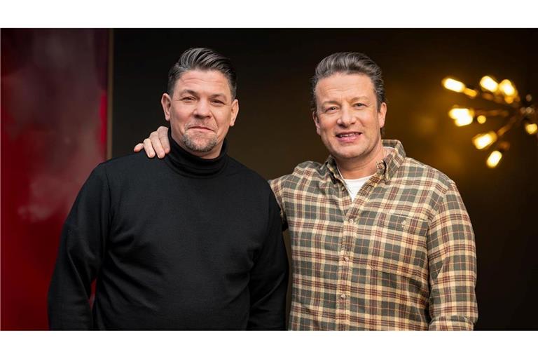 Duell der Spitzenköche: Weltstar Jamie Oliver tritt erstmals gegen den deutschen TV-Liebling Tim Mälzer an.