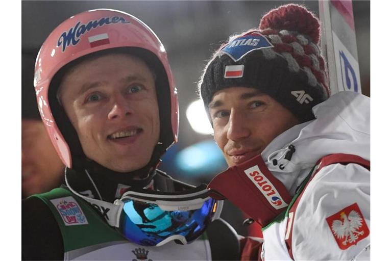 Dürfen nun wohl doch beim Vierschanzentournee-Auftakt mitspringen: Dawid Kubacki (l) und Kamil Stoch. Foto: Angelika Warmuth/dpa