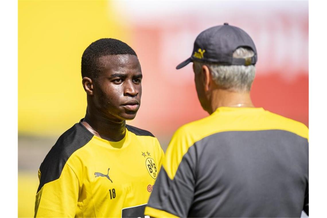 Dürfte von BVB-Coach Lucien Favre (r) ab sofort in der Bundesliga eingesetzt werden: Youssoufa Moukoko. Foto: David Inderlied/dpa