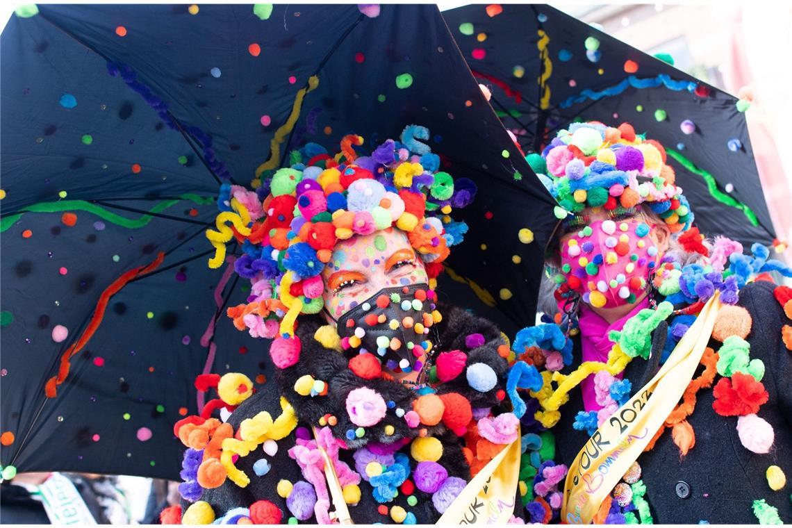 Warum ist der 11.11. Karnevalsbeginn? Düsseldorf – Der Düsseldorfer Karneval ist die Düsseldorfer Variante des Karnevals: Er beginnt am 11. 11. eines jeden Jahres mit dem symbolischen Erwachen des Hoppeditz und endet am Aschermittwoch des Folgejahres mit dessen Beerdigung.