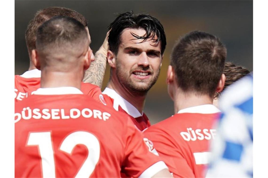 HSV verspielt 3:0-Führung - Fortuna siegt in Darmstadt Düsseldorfs Abwehrspieler Luka Krajnc (M) besorgte den Führungstreffer in Darmstadt. Foto: Thomas Frey/dpa