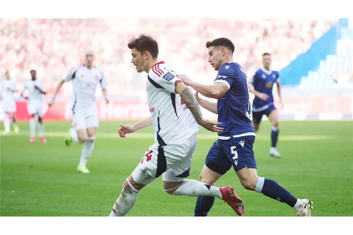 Düsseldorf gewinnt nach 0:2 noch 3:2 in Karlsruhe Düsseldorfs Dawid Kownacki (l) im Zweikampf mit Karlsruhes Robin Heußer (r).