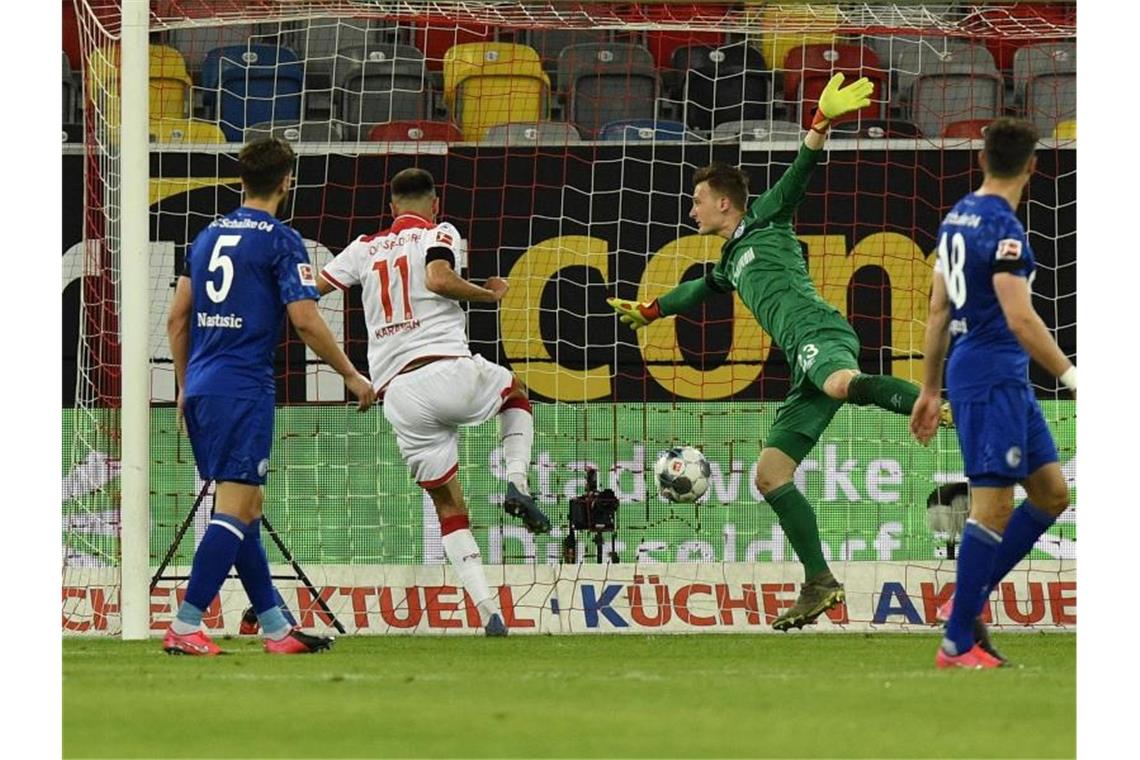 Düsseldorfs Kenan Karaman (2.v.l.) drehte mit seinem Tor die Partie gegen Schalke. Foto: Martin Meissner/AP-Pool/dpa