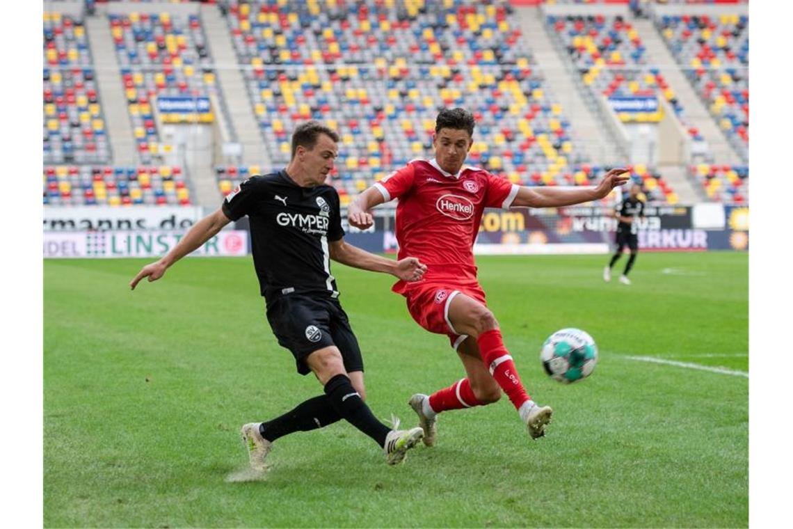 Sandhausen bleibt auswärts ohne Punkte: 0:1 in Düsseldorf Düsseldorfs Kristoffer Peterson (r) und Emanuel Taffertshofer von Sandhausen im Zweikampf. Foto: Bernd Thissen/dpa