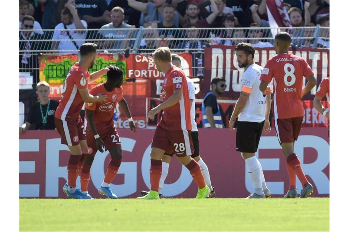 Düsseldorfs Nana Ampomah (2.v.l) bejubelt mit seinen Mitspielern das Tor zum 1:1. Foto: Patrick Seeger