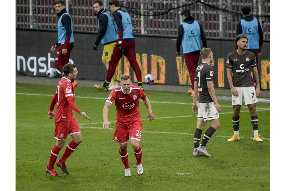 Kiel beendet Jahr auf Platz eins - Fortuna setzt sich fest Düsseldorfs Rouwen Hennings (2.v.l) feiert seinen Treffer zum 2:0 beim Fortuna-Sieg auf St. Pauli. Foto: Axel Heimken/dpa