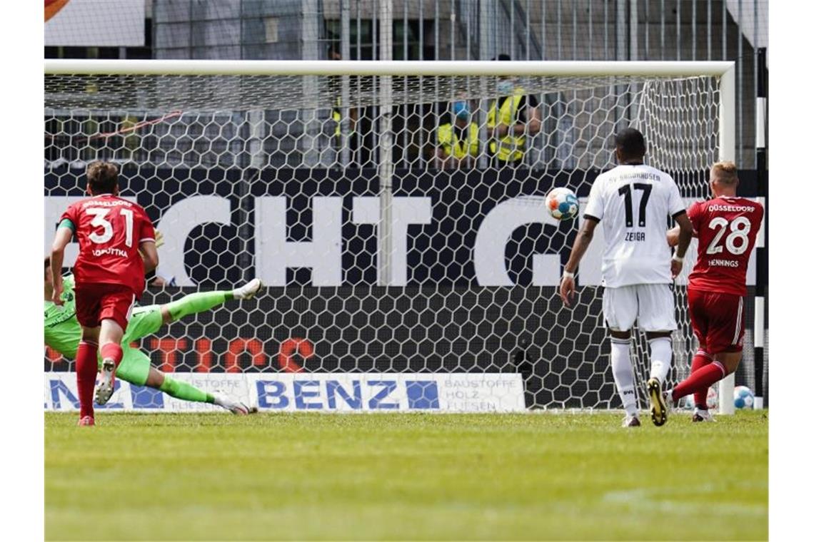 SV Sandhausen zahlt gleich Lehrgeld: 0:2 gegen Düsseldorf Düsseldorfs Rouwen Hennings schiesst per Foulelfmeter das Tor zum 0:2. Foto: Uwe Anspach/dpa