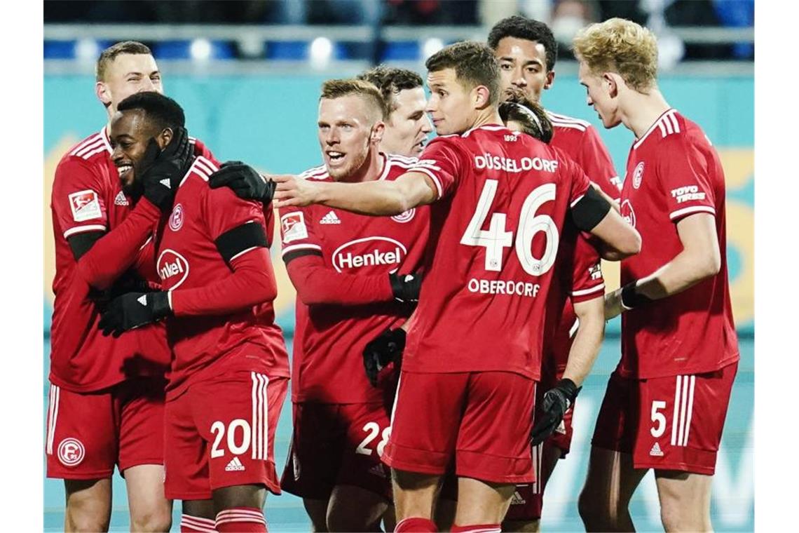 Traumstart für Werder-Coach Werner - Dämpfer für Darmstadt Düsseldorfs Torschütze Khaled Narey (2.v.l.) jubelt mit Mannschaftskollegen über das 3:0 gegen Darmstadt 98. Foto: Uwe Anspach/dpa