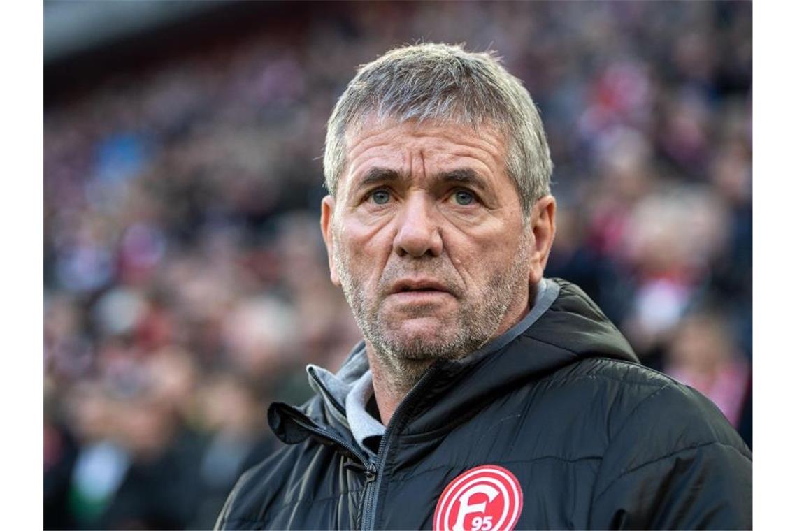 Fortuna-Coach Funkel lässt in Hoffenheim stürmen Düsseldorfs Trainer Friedhelm Funkel blickt vor der Partie in die Runde. Foto: Marius Becker/dpa/Archivbild