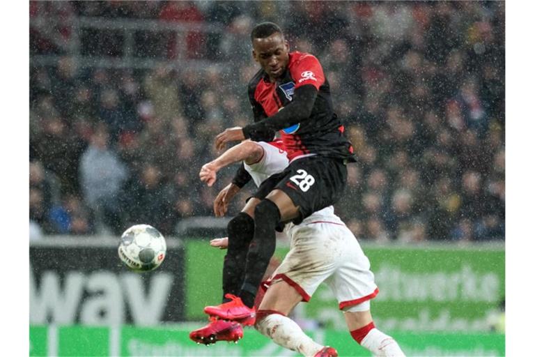 Düsseldorfs Valon Berisha (hinten) und Dodi Lukebakio von Berlin versuchen an den Ball zu kommen. Foto: Bernd Thissen/dpa
