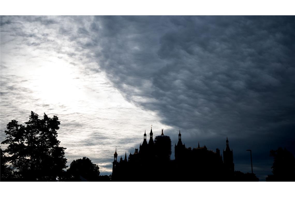 Bilder des Tages Düstere Kulisse: Dunkle Wolken ziehen über das Schweriner Schloss.