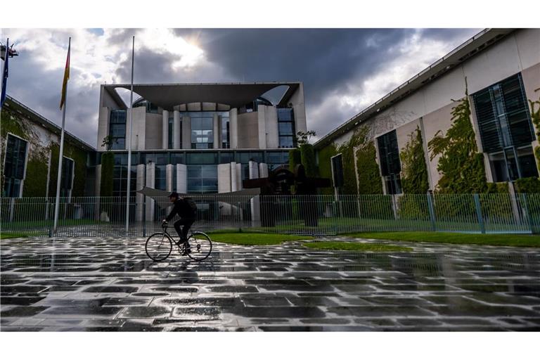 Düsternis überm Kanzleramt: Regenwolken ziehen während der Beratungen des Koalitionsausschusses über die Reagierungszentrale.