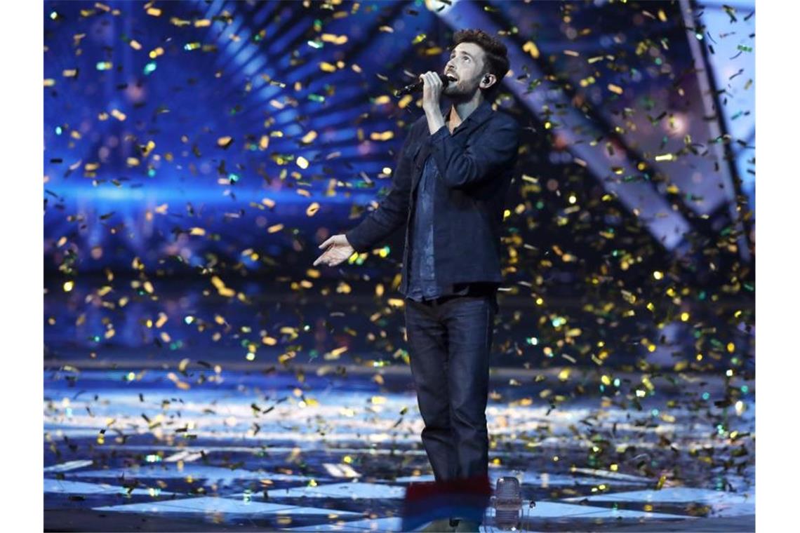 Duncan Laurence singt zum Abschluss noch einmal seinen Siegertitel „Arcade“. Foto: Sebastian Scheiner/AP