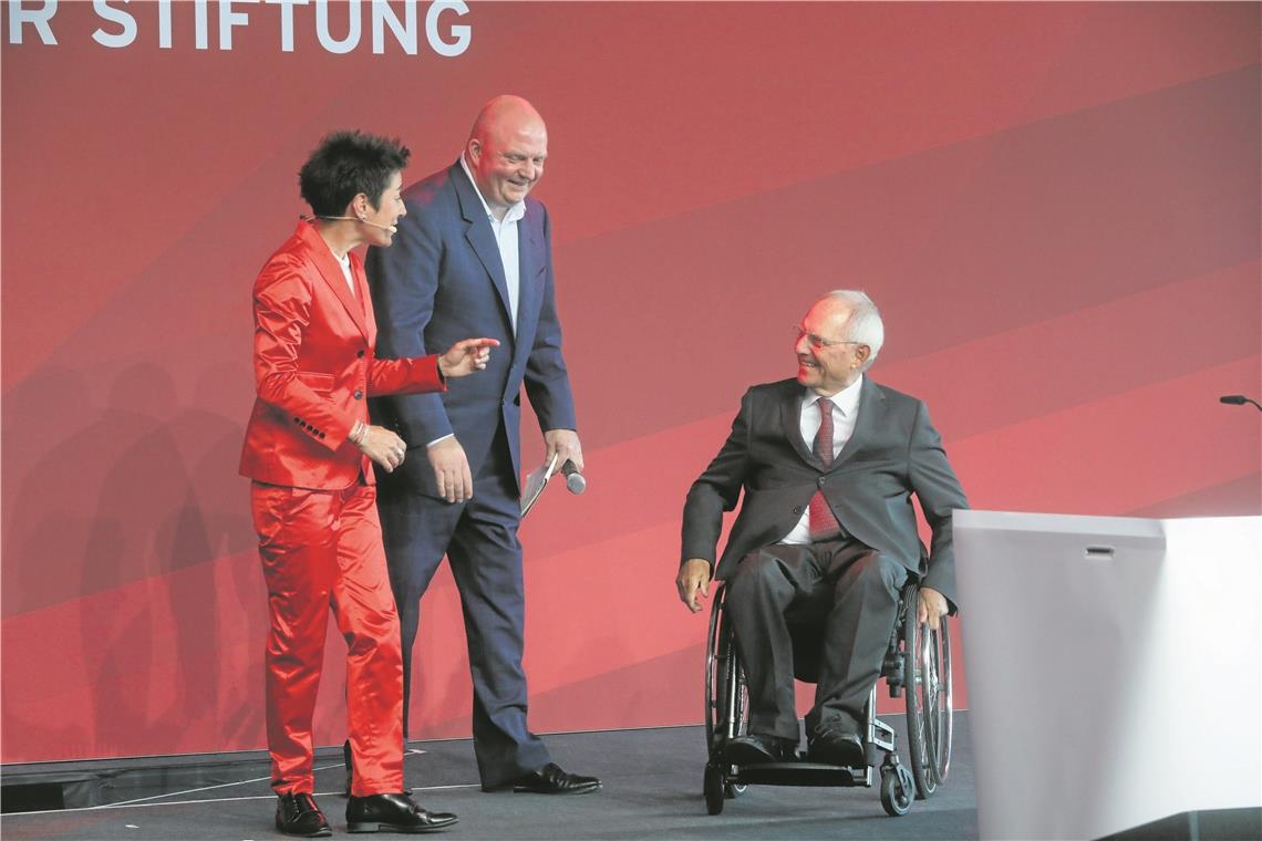 Eine Feier des Mitgefühls Dunja Hayali und Jörg Thadeusz begrüßen Bundestagspräsident Wolfgang Schäuble auf dem Podium. Fotos: G. Habermann