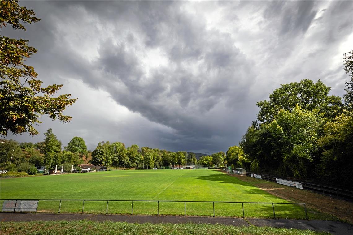 Blick aufs Wetter: Der September bringt viel Regen mit sich Dunkelgraue Wolkenfelder hängen am Freitag, 9. September, über Oppenweiler. Foto: Alexander Becher