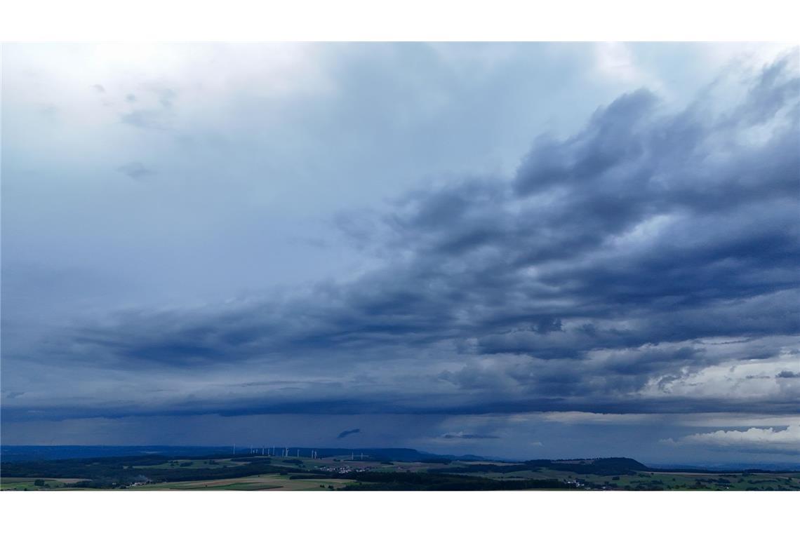 Dunkle Gewitterwolken ziehen hinter Böhmenkirch auf der Schwäbischen Alb auf. Der Deutsche Wetterdienst warnt vor extremen Unwetter und Hagel in Süddeutschland.