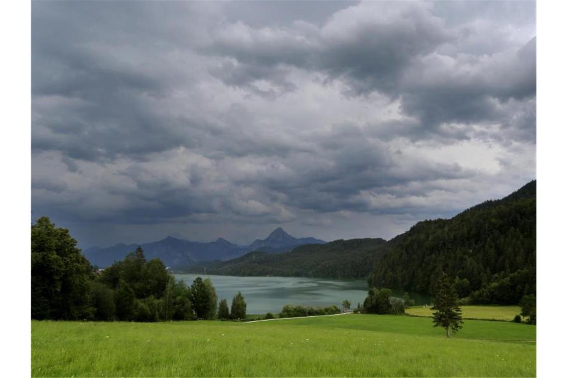 Dunkle Regenwolken. Foto: Karl-Josef Hildenbrand/dpa/Archivbild