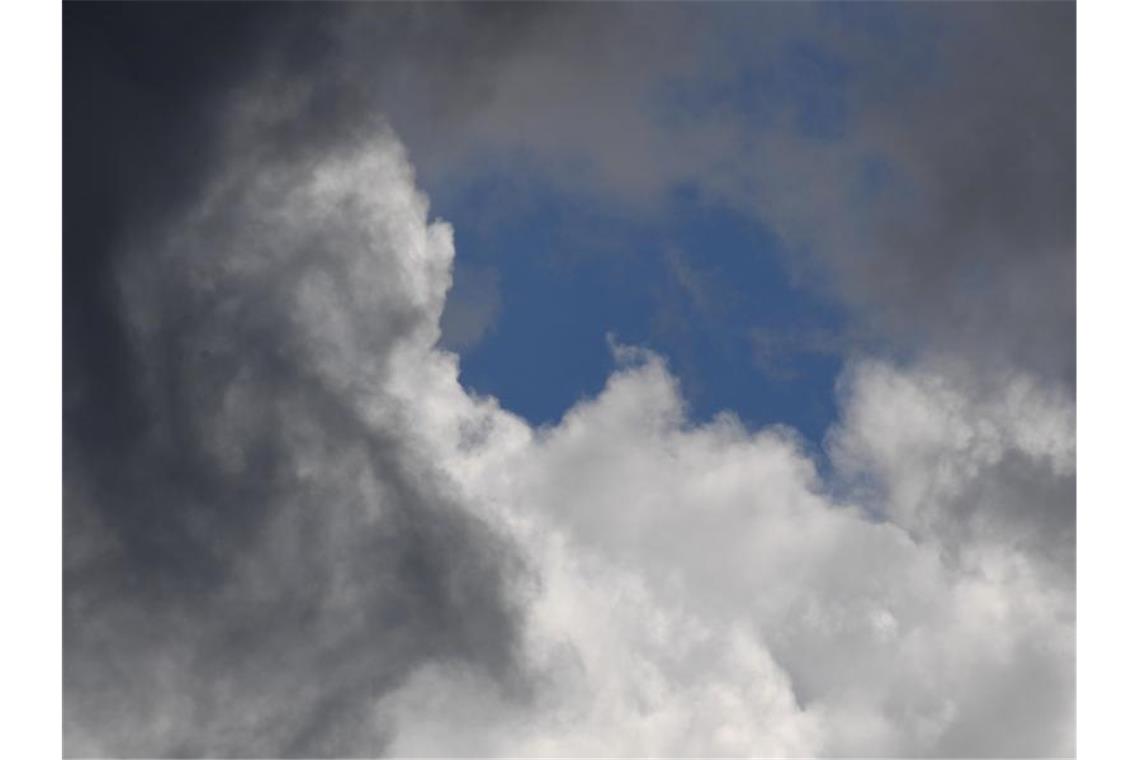 Dunkle Regenwolken. Foto: Stefan Sauer/dpa-Zentralbild/dpa/Archivbild
