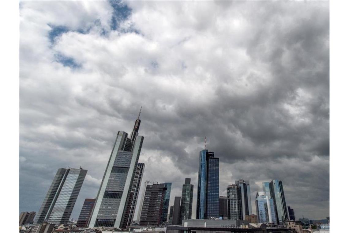 Weitere Razzia wegen „Cum-Ex“-Aktiendeals Dunkle Regenwolken schieben sich über die Bankenskyline von Frankfurt am Main hinweg. Bei „Cum-Ex“-Aktiendeals nutzen Investoren eine Lücke im Gesetz, um den Staat über Jahre um Milliardensummen zu prellen. Foto: Boris Roessler
