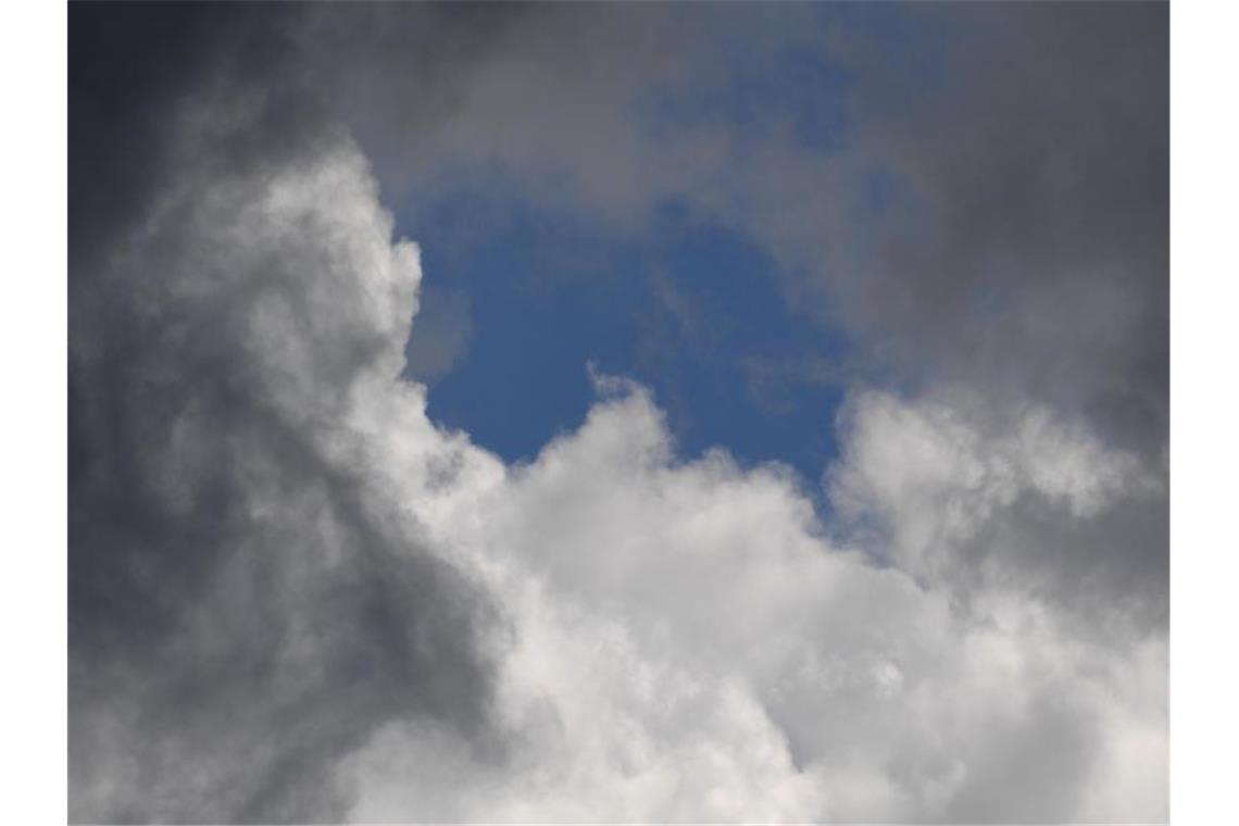 Tausende Fahrgäste von Unwetterfolgen betroffen Dunkle Regenwolken ziehen auf. Foto: Stefan Sauer/dpa-Zentralbild/dpa/Symbolbild