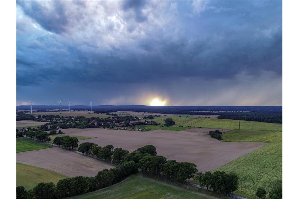 Gewitter toben über Teilen Deutschlands: Probleme im Verkehr