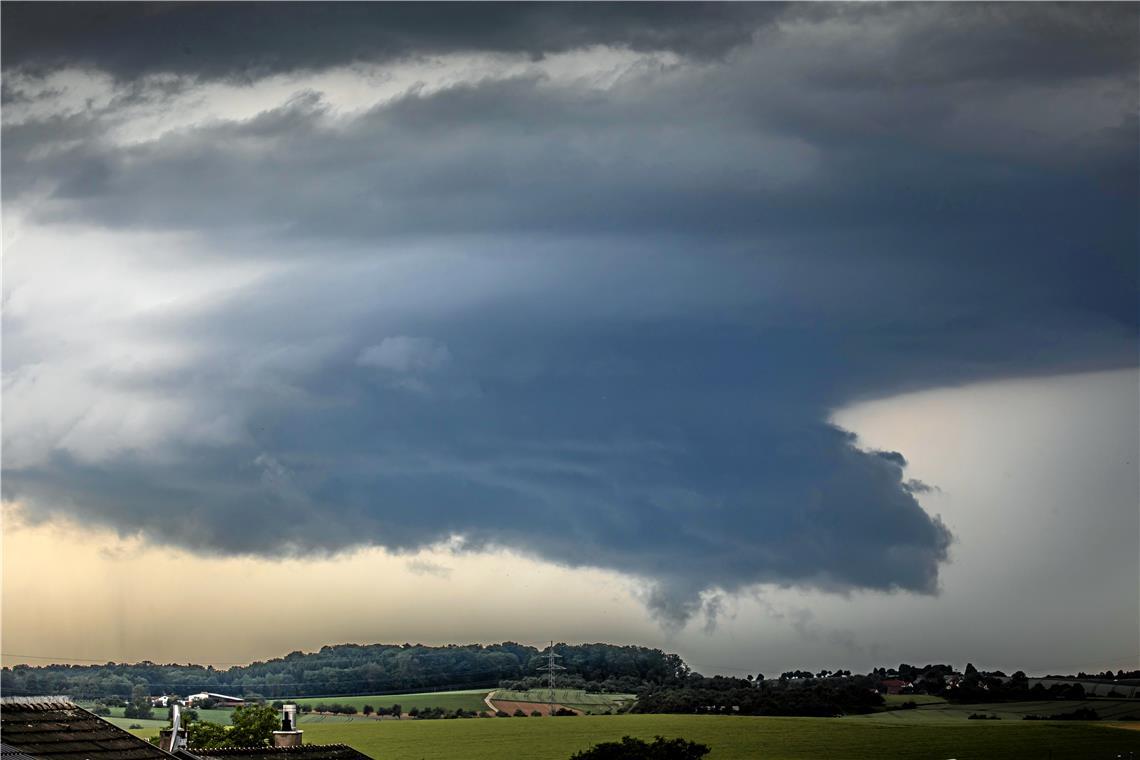 Offenes Gelände vermeiden: So verhält man sich bei einem Gewitter Dunkle Wolken am Horizont sind dieser Tage keine Seltenheit. Symbolfoto: Alexander Becher