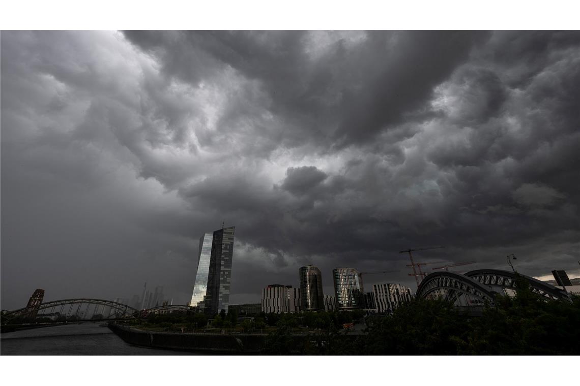Bilder des Tages Dunkle Wolken eines Gewittersturms ziehen über die Skyline von Frankfurt hinweg.
