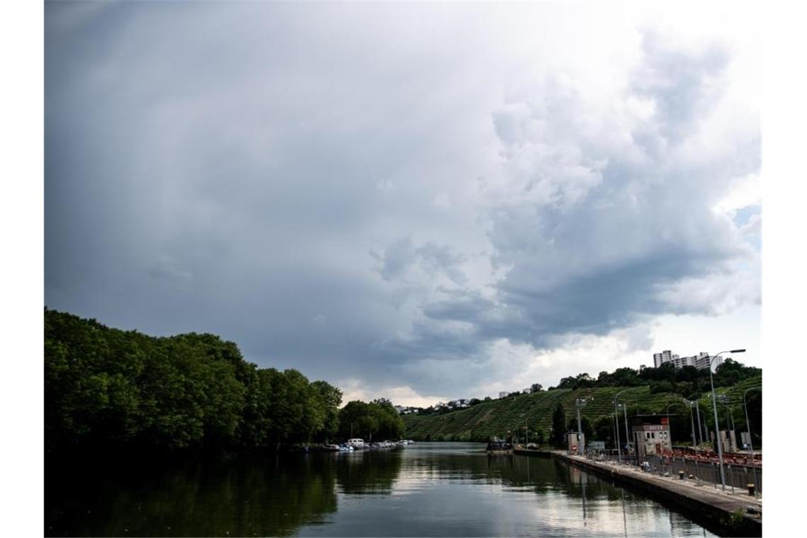 Dunkle Wolken hängen über dem Neckar bei Stuttgart. Foto: Fabian Sommer