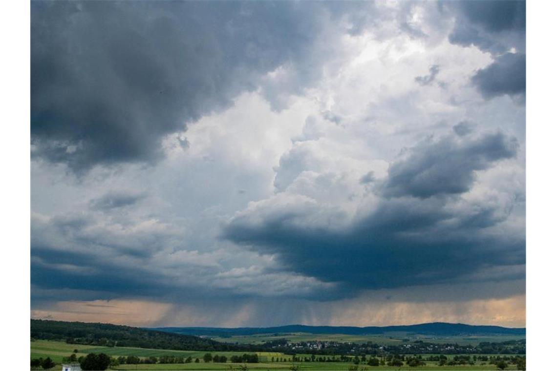 Dunkle Wolken hängen über den Ausläufern des Taunus. Auch am Mittwoch soll es nur vereinzelt gewittern, betroffen sind der äußerste Westen und Nordwesten.Foto: Boris Roessler