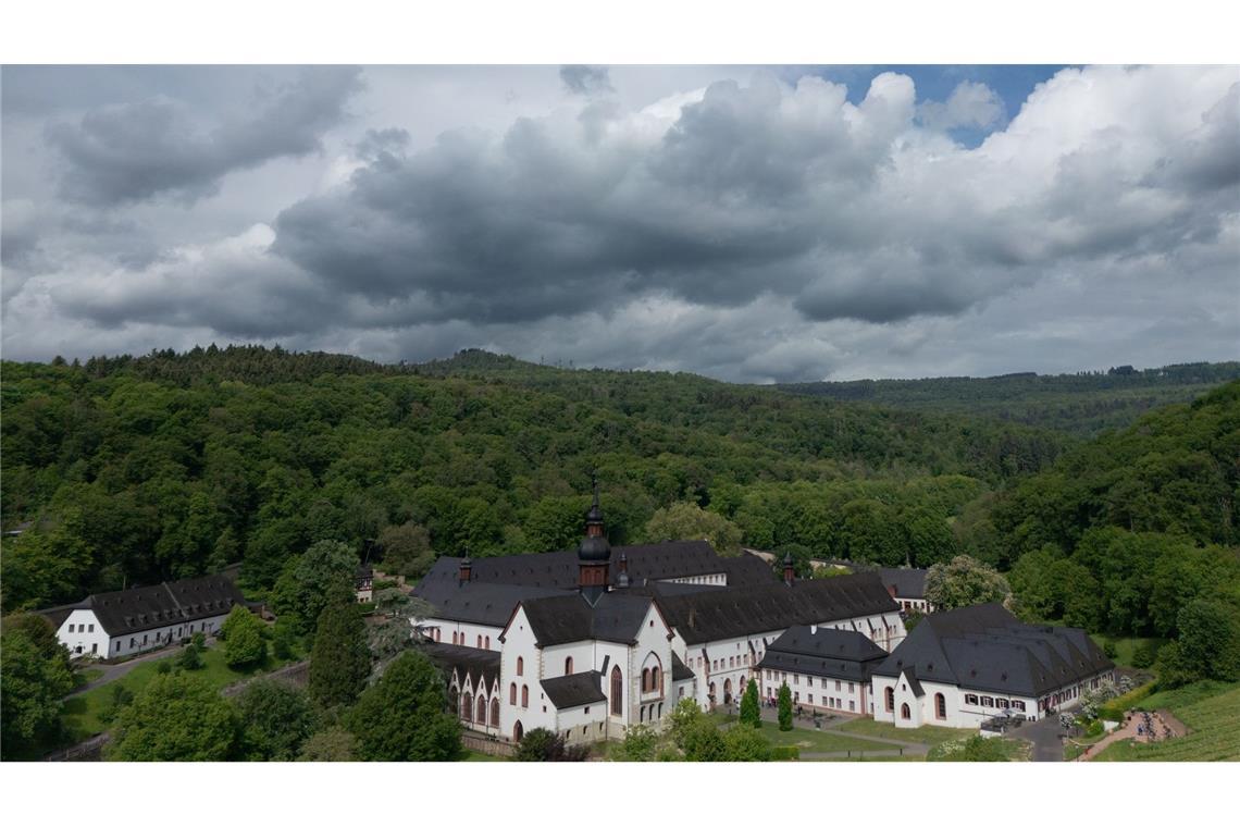 Dunkle Wolken können heute Gewitter und Starkregen bringen.