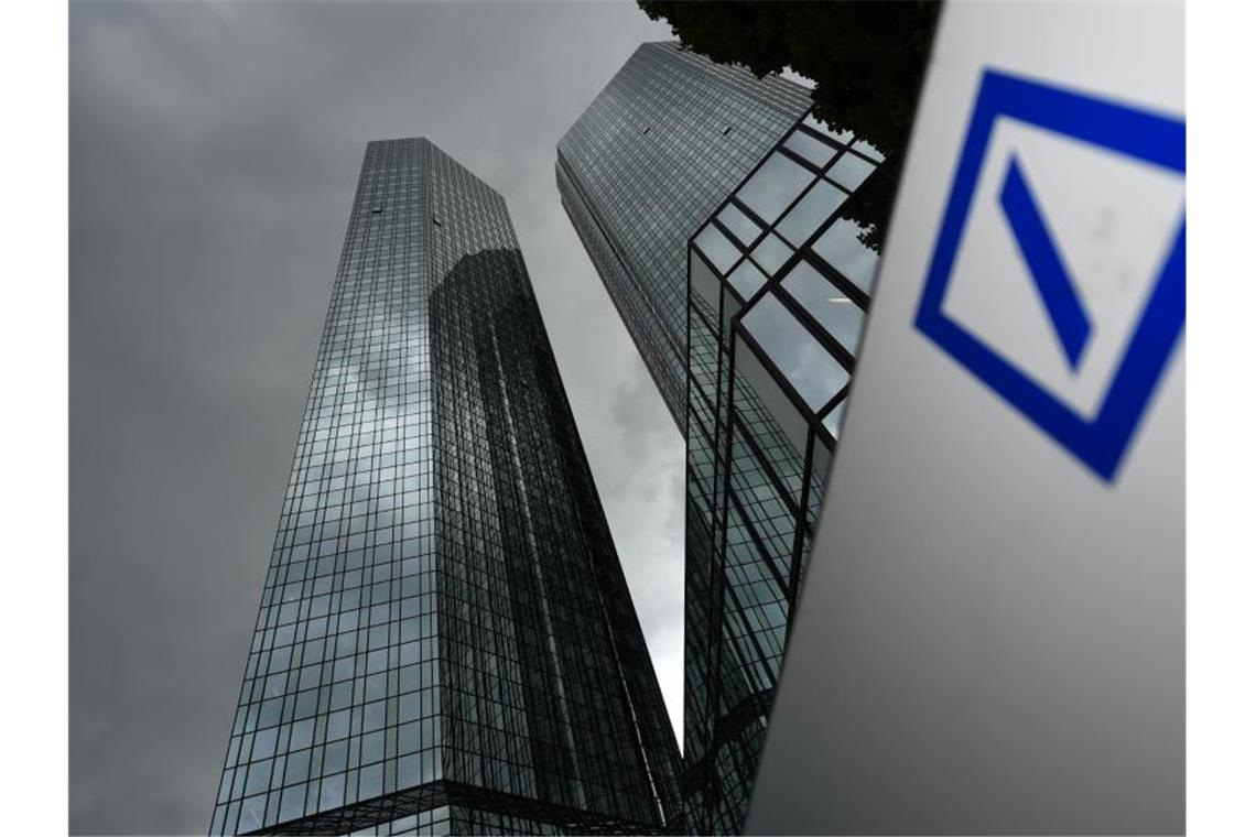 Sewing: Spürbarer Jobabbau bei Deutscher Bank auch im Inland Dunkle Wolken sind über der Zentrale der Deutschen Bank aufgezogen. Foto: Arne Dedert/Illustration