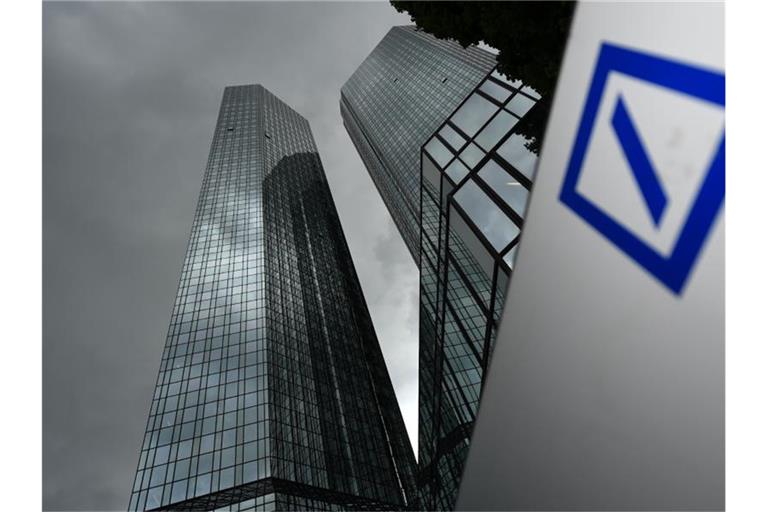 Dunkle Wolken sind über der Zentrale der Deutschen Bank aufgezogen. Foto: Arne Dedert/Illustration