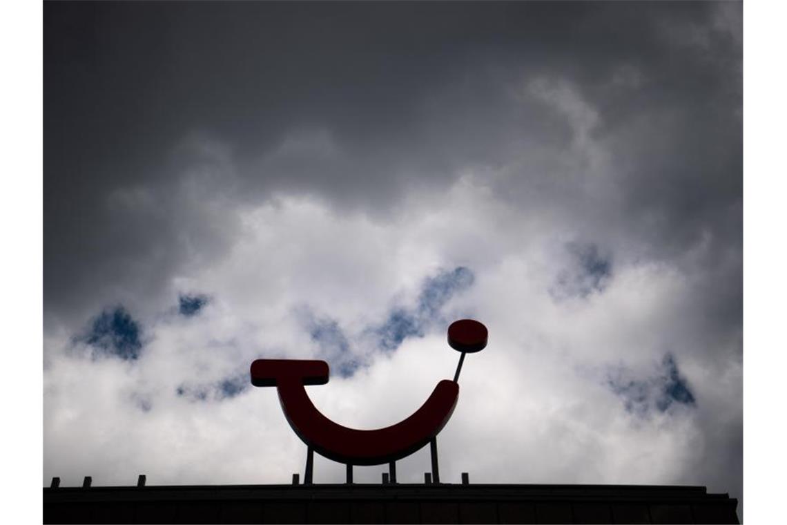 Dunkle Wolken über dem Firmensitz der Tui Group in Hannover - der Reisekonzern braucht Geld, um die weitere Finanzierung nach rund drei Monaten Geschäftsausfall zwischen Mitte März und Mitte Juni zu sichern. Foto: Julian Stratenschulte/dpa