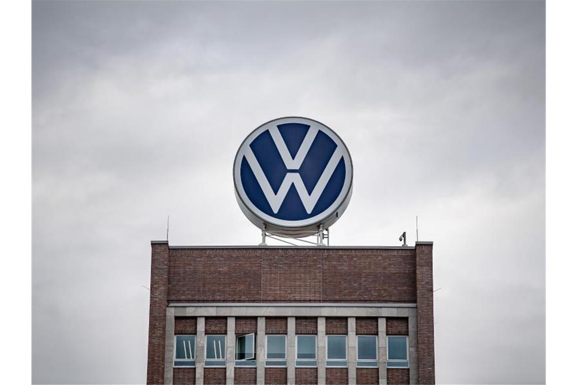 Musterfeststellungsklage gegen VW grundsätzlich zulässig Dunkle Wolken über dem Verwaltungshochhaus des Volkswagen-Werks in Wolfsburg. Foto: Sina Schuldt