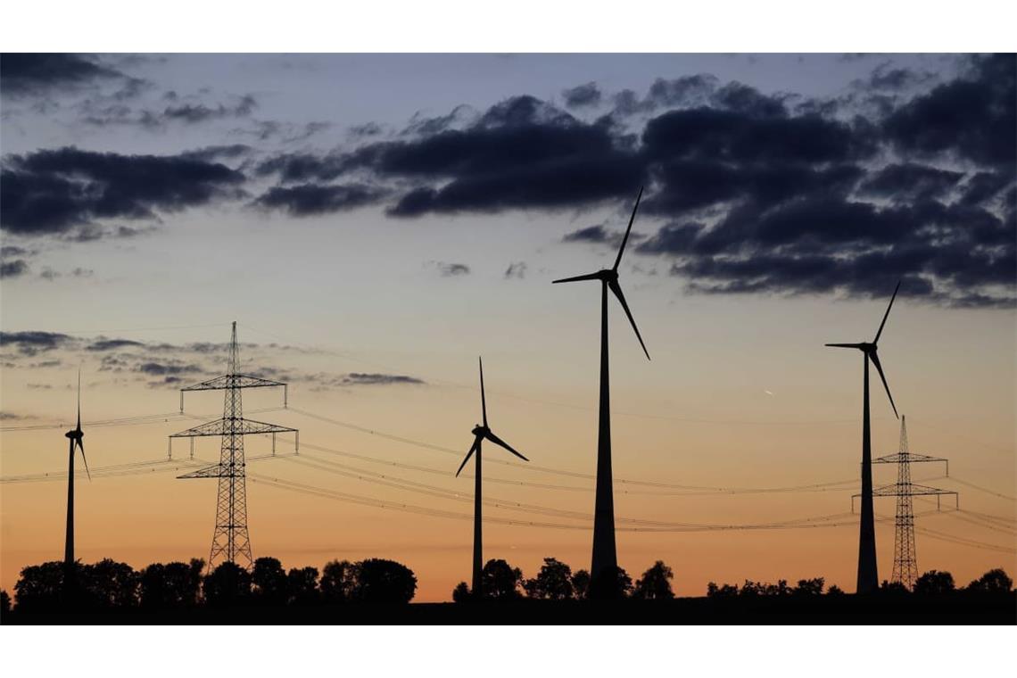 Dunkle Wolken über der Windkraftplanung in der Region Stuttgart: Dem Regionalverband sind Fehler unterlaufen und er muss knapp die Hälfte der Windkraftvorranggebiete erneut überprüfen.