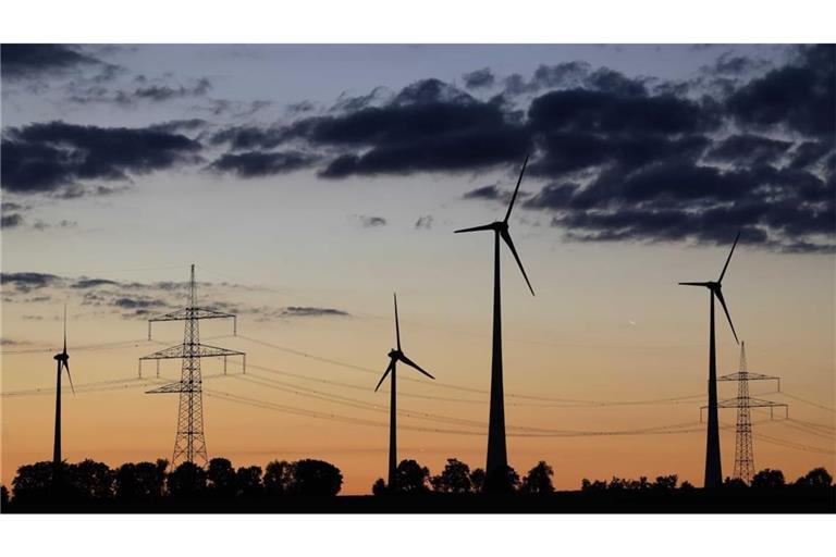 Dunkle Wolken über der Windkraftplanung in der Region Stuttgart: Dem Regionalverband sind Fehler unterlaufen und er muss knapp die Hälfte der Windkraftvorranggebiete erneut überprüfen.
