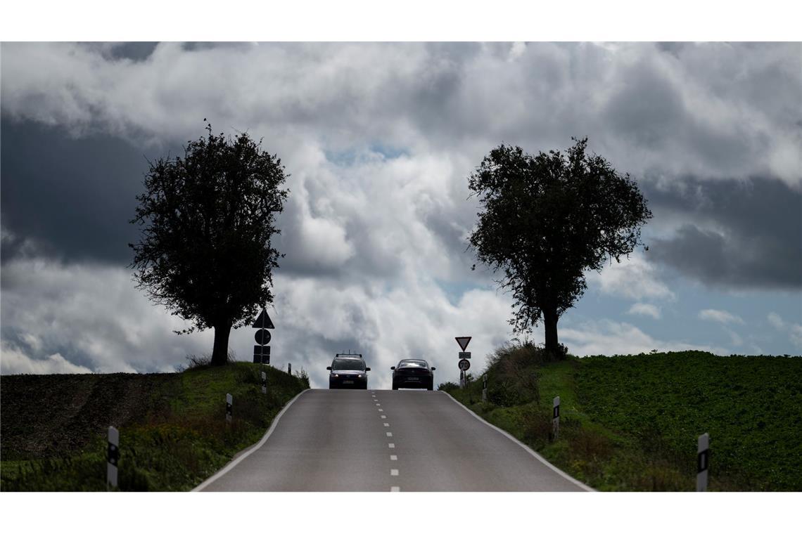 Dunkle Wolken über einer Landstraße in Baden-Württemberg.