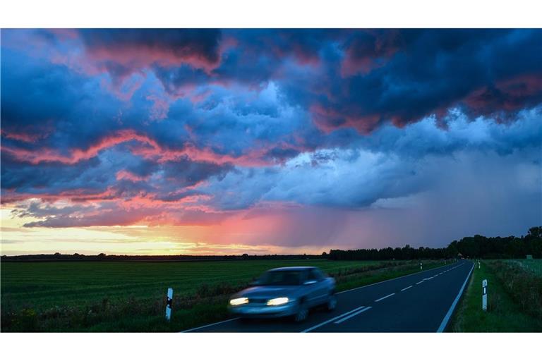 Dunkle Wolken und Gewitter sind für Mittwochnachmittag und den Abend für einige Teile Deutschlands vorhergesagt.