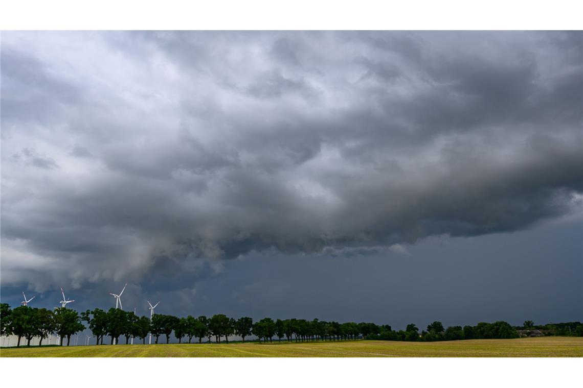 Schauer und Gewitter in Dauerschleife Dunkle Wolken zeigen sich in den kommenden Tagen öfter in Deutschland.