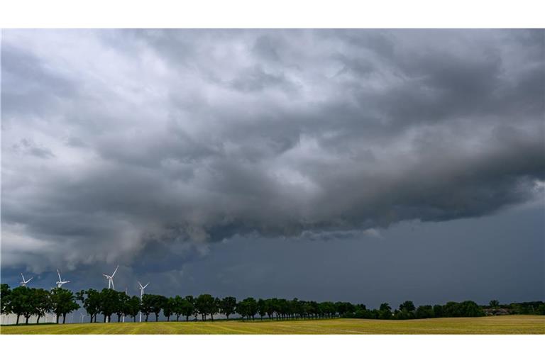 Dunkle Wolken zeigen sich in den kommenden Tagen öfter in Deutschland.