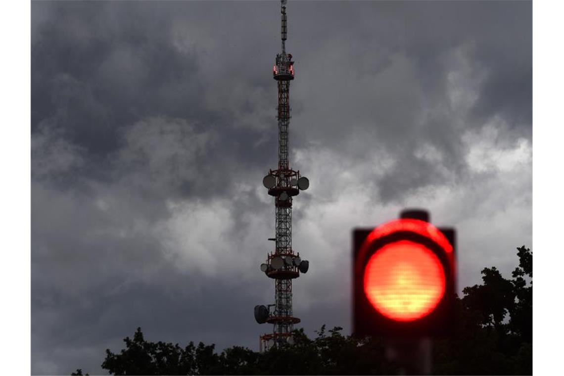 Heftige Gewitter über München Dunkle Wolken ziehen am Sendeturm des Bayerischen Rundfunks in München-Freimann vorbei. Foto: Felix Hörhager