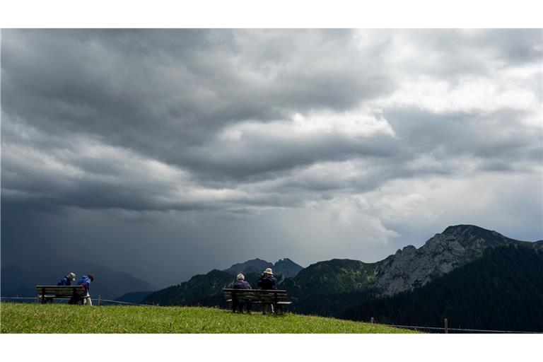 Dunkle Wolken ziehen am Wallberg über den Bergen auf.