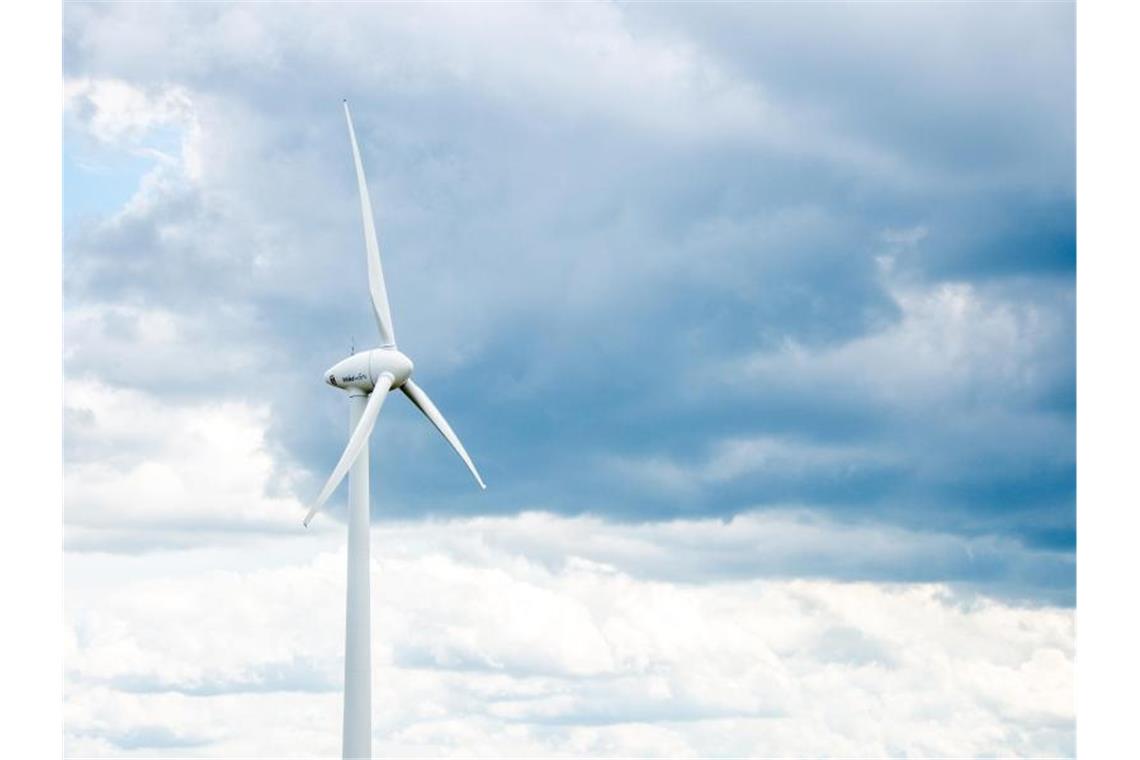 Südwesten hinkt bei Windkraftausbau weiter hinterher Dunkle Wolken ziehen hinter einem Windrad auf. Foto: Hauke-Christian Dittrich/dpa/Archivbild
