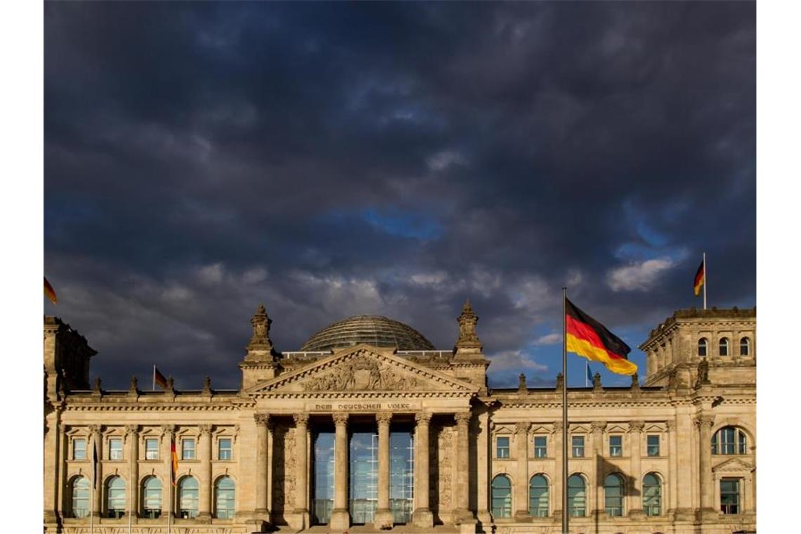 Wie mit Lügen gegen die Bundestagswahl geschossen wird Dunkle Wolken ziehen über das Reichstagsgebäude in Berlin. Foto: picture alliance / Sven Hoppe/dpa