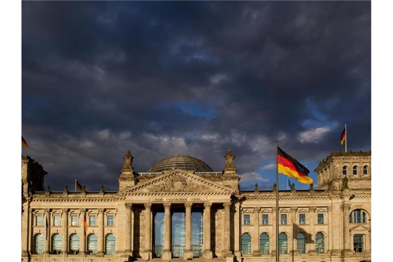 Dunkle Wolken ziehen über das Reichstagsgebäude in Berlin. Foto: picture alliance / Sven Hoppe/dpa