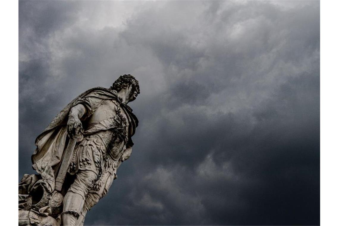 Dunkle Wolken ziehen über dem Denkmal von Landgraf Friedrich II. in Kassel vorbei. Nach dem heißen Wochenende sind heftige Gewitter über Teile Deutschlands gezogen. Foto: Swen Pförtner